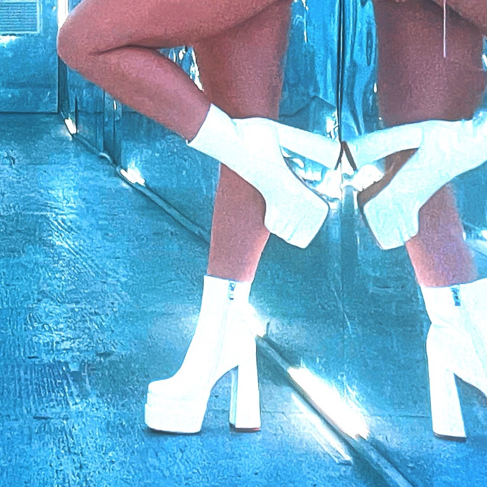 Wet kiss platform white boots